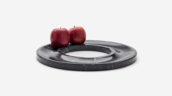 Marblelous goes black. Ring tray in marquina marble with two red apples